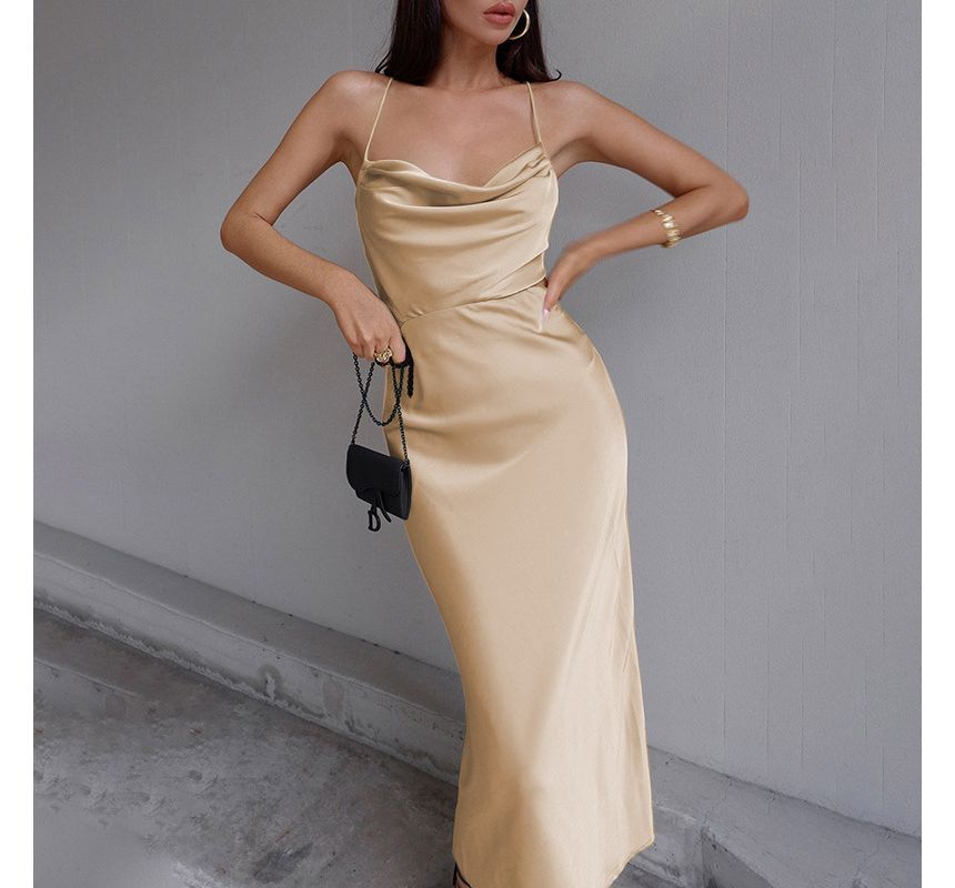 Robe fourreau mi-longue à bretelles spaghetti et dos ouvert YR4062