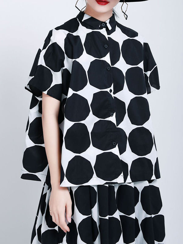 Chemise boutonnée haute à pois noirs et col montant avec poches 