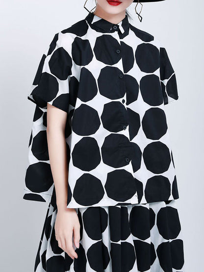 Chemise boutonnée haute à pois noirs et col montant avec poches 