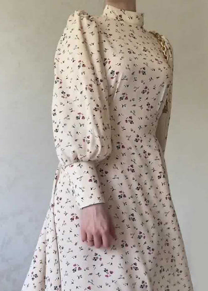 Robe en mousseline de soie imprimée à col montant et lacets abricot automne 2024 WO056