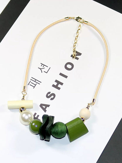 Collier géométrique artistique pour femme avec pendentif en bois