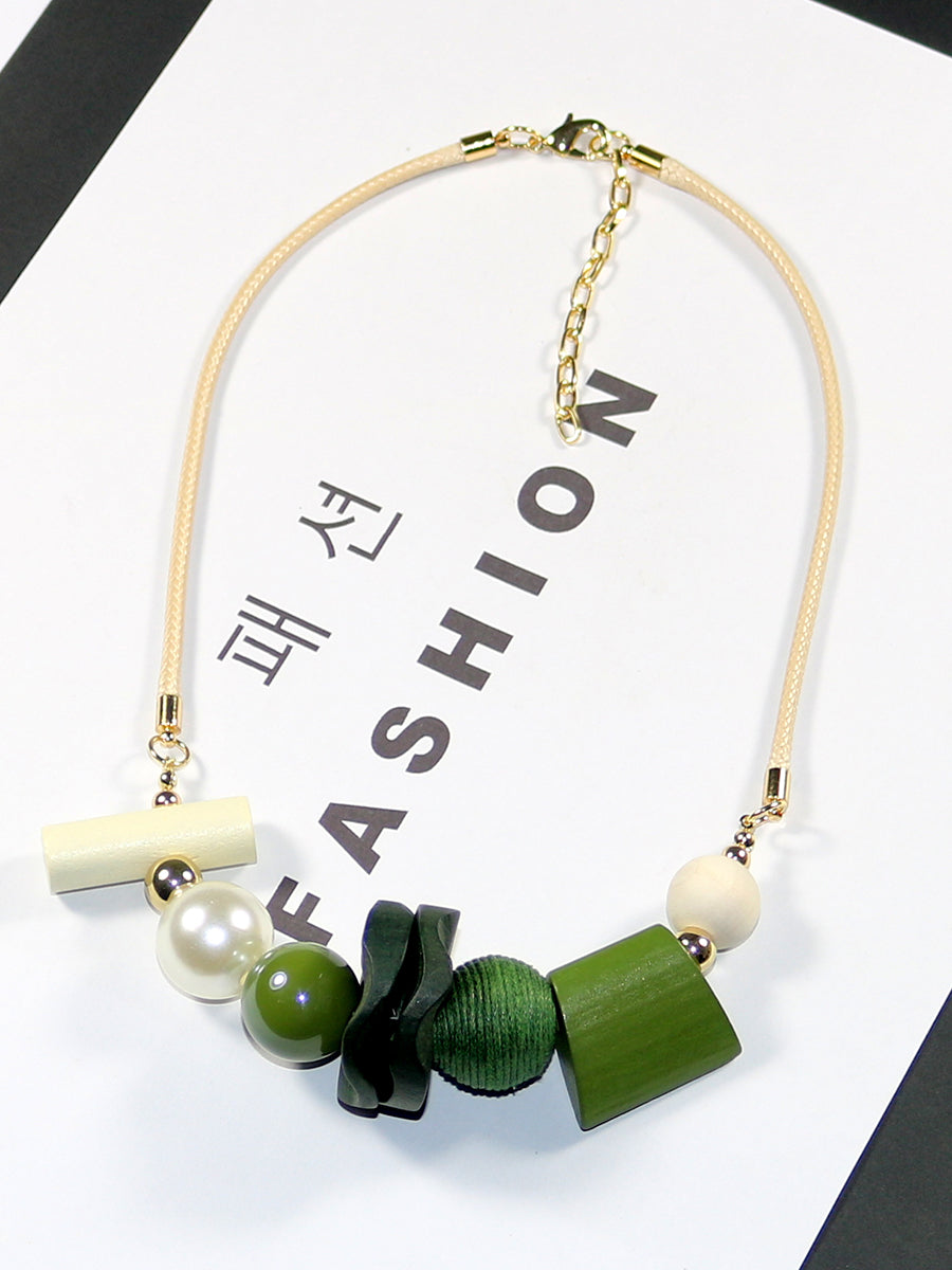 Collier géométrique artistique pour femme avec pendentif en bois