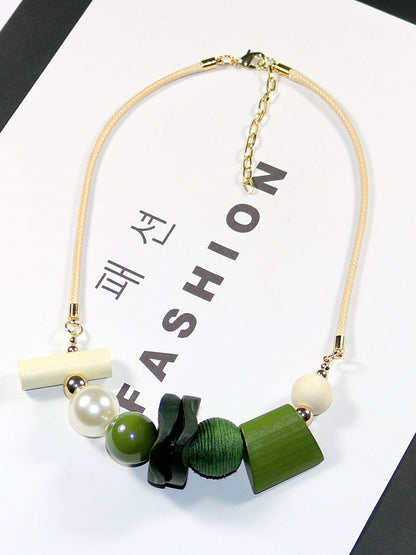 Collier géométrique artistique pour femme avec pendentif en bois