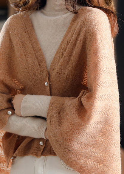 Einfacher Kamel-V-Ausschnitt-Knopf-Aushöhlen-Strickumhang Herbst WV025 