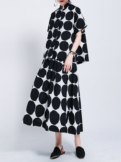Chemise boutonnée haute à pois noirs et col montant avec poches 