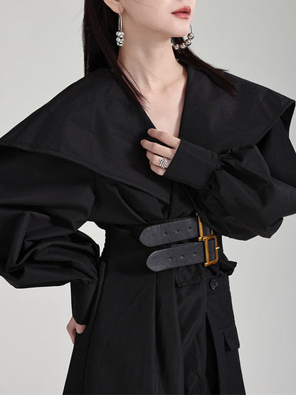 Robe longue noire plissée asymétrique à revers et ceinture moderne 