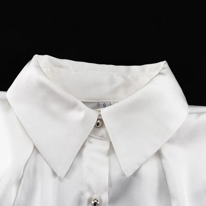 Haut en satin à manches longues et revers blanc avec nœud 