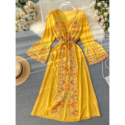 Robe ethnique jaune à col en V avec broderie et cordon de serrage à la taille et manches trompette AR1008 