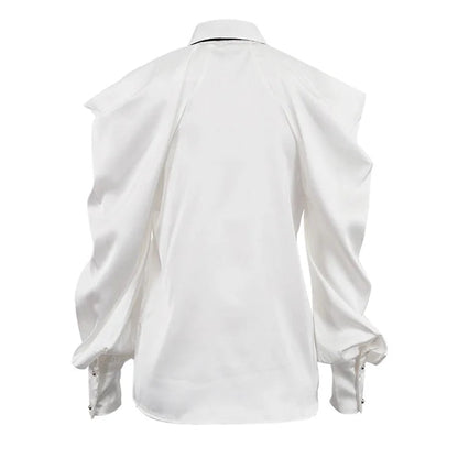 Haut en satin à manches longues et revers blanc avec nœud 