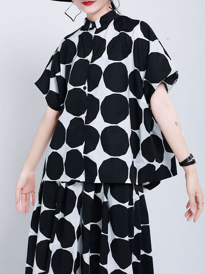 Chemise boutonnée haute à pois noirs et col montant avec poches 