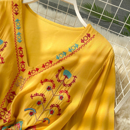 Robe ethnique jaune à col en V avec broderie et cordon de serrage à la taille et manches trompette AR1008 