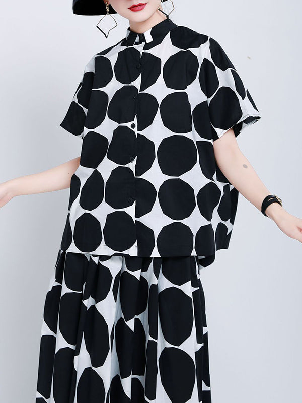 Chemise boutonnée haute à pois noirs et col montant avec poches 