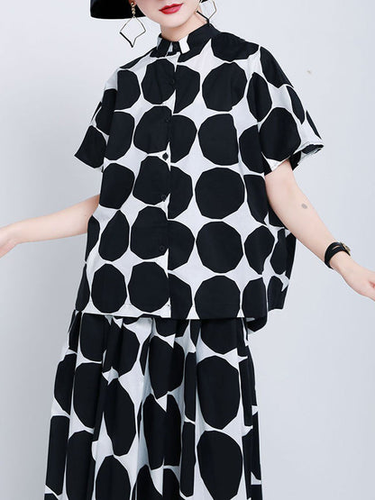 Chemise boutonnée haute à pois noirs et col montant avec poches 