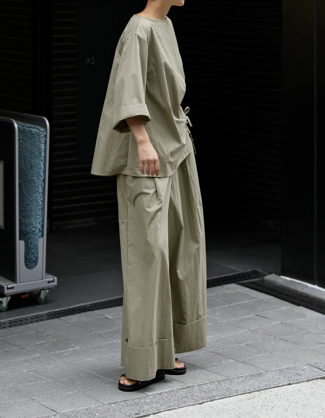 Lässiges Baumwolltop mit Kordelzugärmeln in Khaki, halb asymmetrisch 