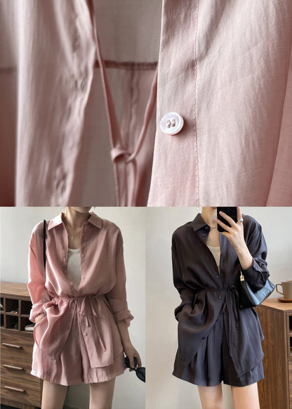 Zweiteiliges Set mit Spring Button-T-Shirt und Peter Dark-Seidenpan-Kragen in Grau 