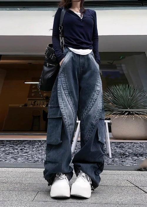 Avec un pantalon en jean noir élégant et des poches surdimensionnées 