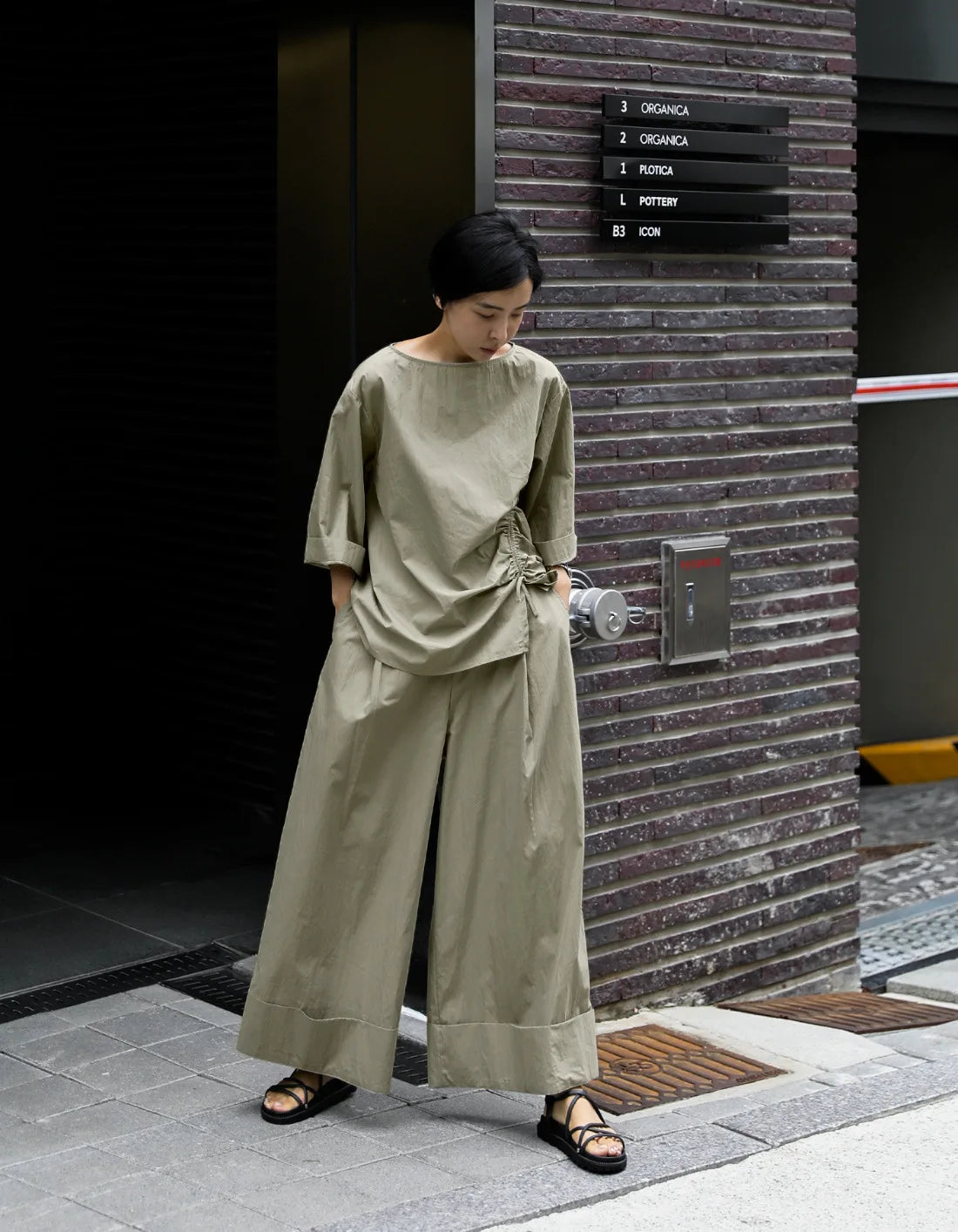 Lässiges Baumwolltop mit Kordelzugärmeln in Khaki, halb asymmetrisch 
