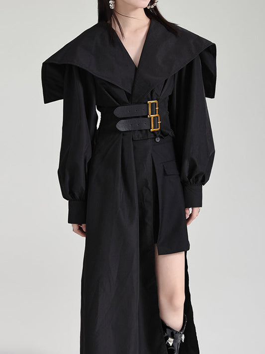 Robe longue noire plissée asymétrique à revers et ceinture moderne 