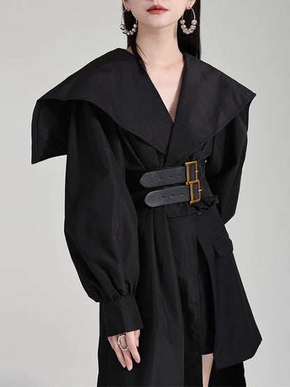 Robe longue noire plissée asymétrique à revers et ceinture moderne 