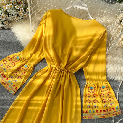 Robe ethnique jaune à col en V avec broderie et cordon de serrage à la taille et manches trompette AR1008 