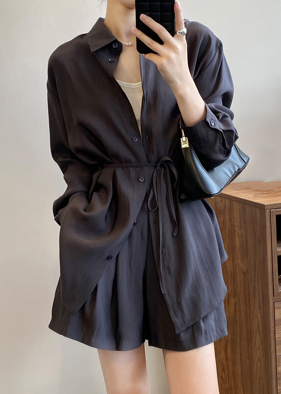 Zweiteiliges Set mit Spring Button-T-Shirt und Peter Dark-Seidenpan-Kragen in Grau 