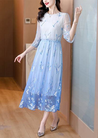 Robe d'été en soie brodée à col rond et cordon de serrage bleu dégradé artistique BB028