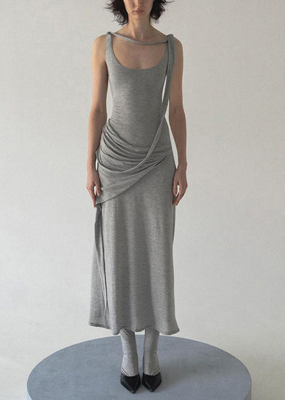 Solides graues Baumwoll-Kunstkleid mit Spaghettiträgern, faltig, ärmellos