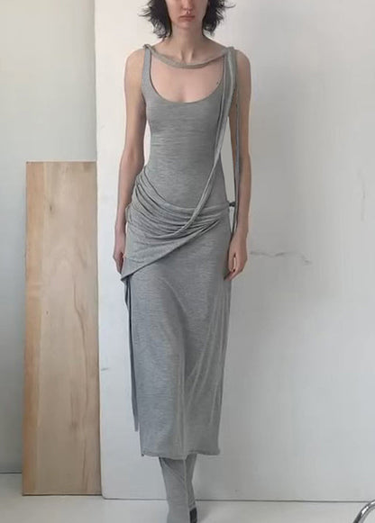 Solides graues Baumwoll-Kunstkleid mit Spaghettiträgern, faltig, ärmellos