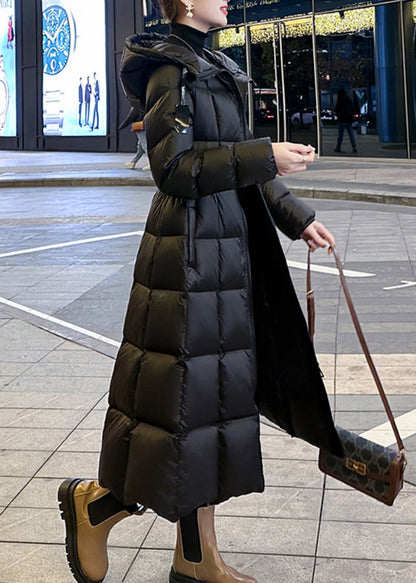 Schöner schwarzer Winterparka mit Kapuze und Taschen, schmale Passform, mit feiner Baumwollfüllung, TD042