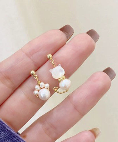 Magnifiques boucles d'oreilles pendantes asymétriques en or blanc et cuivre avec perles et petits chats KX1021