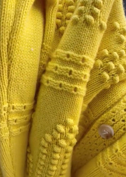 Magnifique manteau en tricot à boutons et col rond jaune pour l'automne WE014