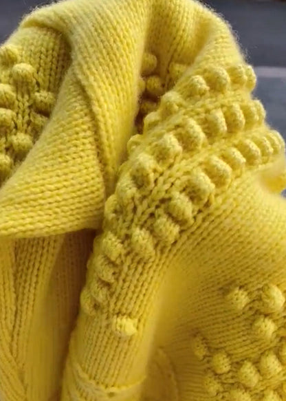 Magnifique manteau en tricot à boutons et col rond jaune pour l'automne WE014