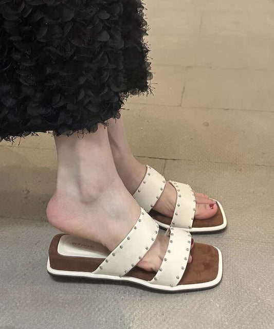 Sandales compensées à bout ouvert beiges et rivets