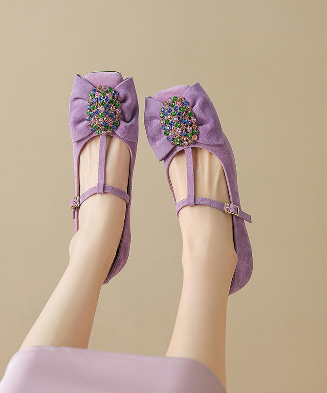 Escarpins à talons épais en daim avec boucle haute et nœud noir et bride en zircon