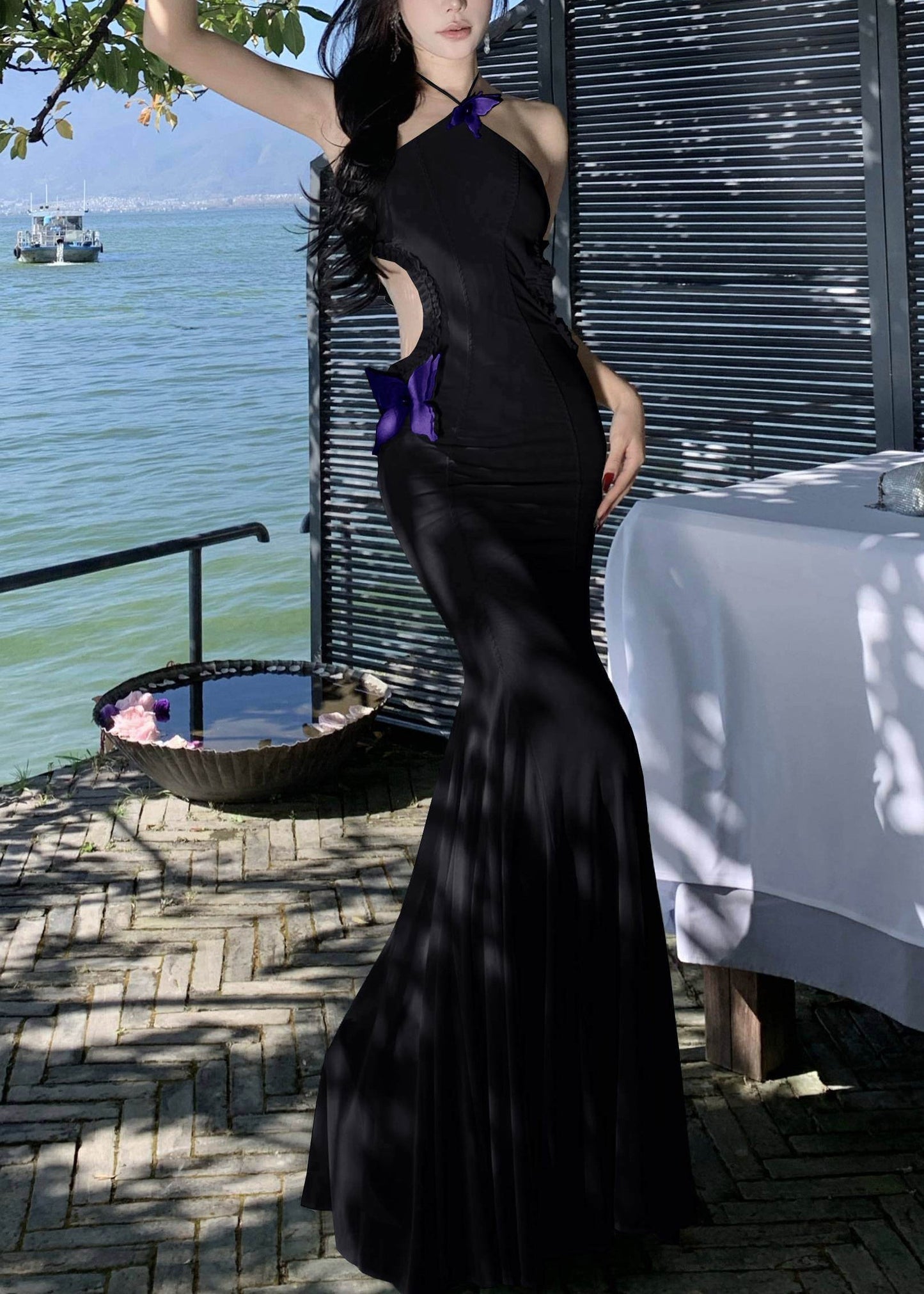 Schwarzes langes, ärmelloses Tüllkleid mit Schmetterlingsausschnitt und Rüschen