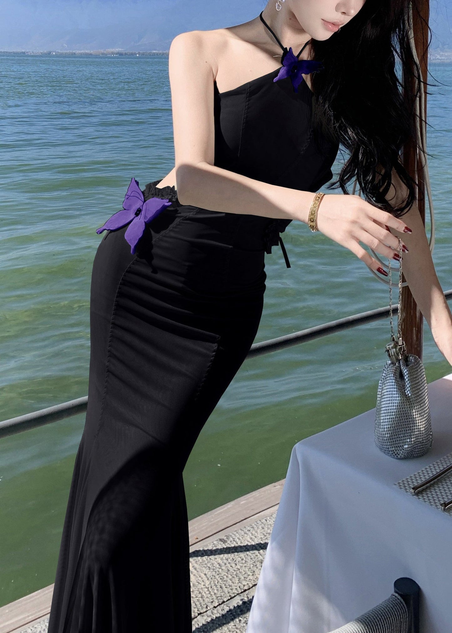 Schwarzes langes, ärmelloses Tüllkleid mit Schmetterlingsausschnitt und Rüschen