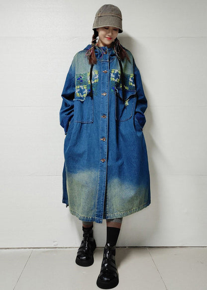 Trench-coat en denim bleu avec poches à boutons et manches longues brodées MN060