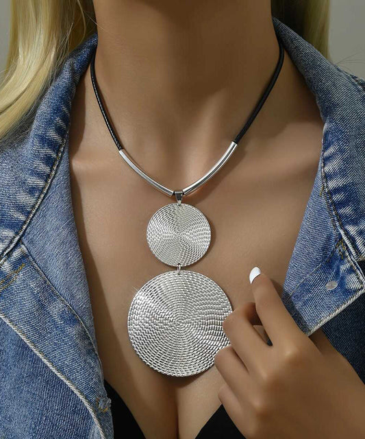 Asymmetrische Halskette aus Seide mit Metallanhänger im Bohemian-Stil