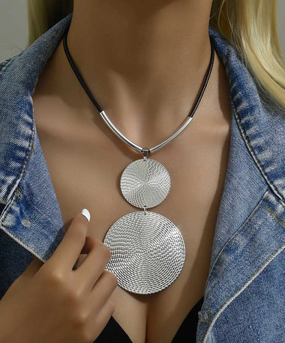 Asymmetrische Halskette aus Seide mit Metallanhänger im Bohemian-Stil