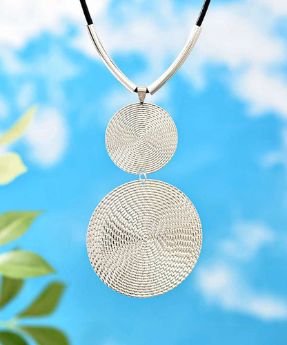 Asymmetrische Halskette aus Seide mit Metallanhänger im Bohemian-Stil