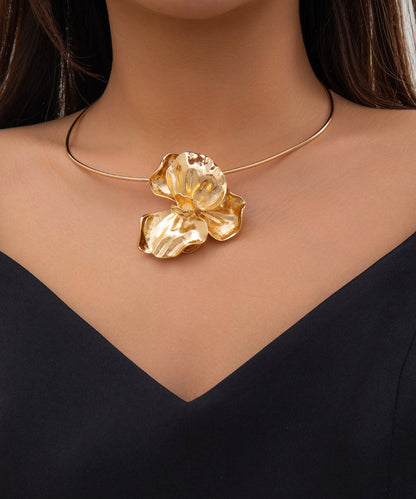 Boutique Gold Metal Wrinkled Floral Pendant Necklace RA036