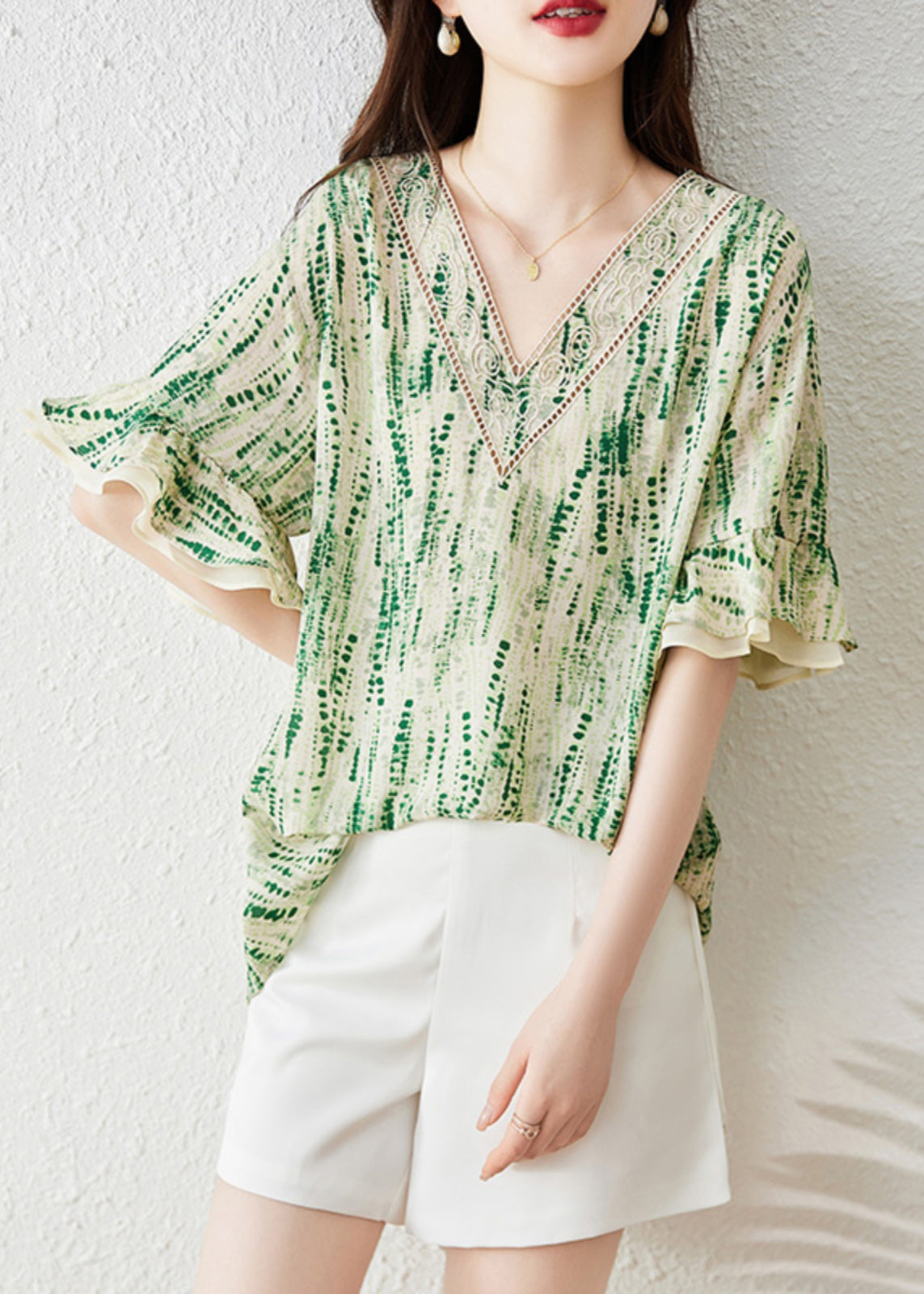 Boutique Grünes Chiffonhemd mit V-Ausschnitt und Schmetterlingsärmeln TH027