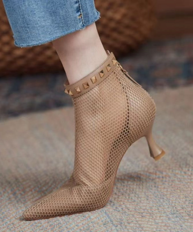 Spitz zulaufende, atmungsaktive Stiefel aus schwarzem Mesh mit Nieten an der Spitze