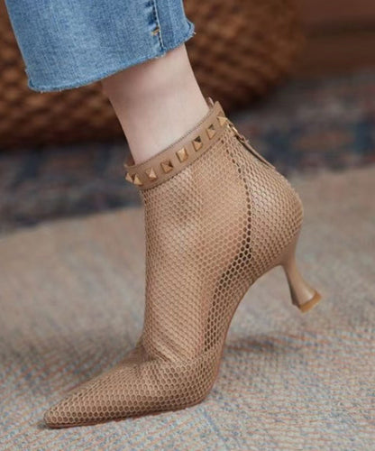 Spitz zulaufende, atmungsaktive Stiefel aus schwarzem Mesh mit Nieten an der Spitze