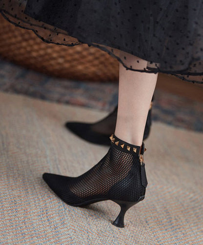 Spitz zulaufende, atmungsaktive Stiefel aus schwarzem Mesh mit Nieten an der Spitze