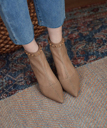 Spitz zulaufende, atmungsaktive Stiefel aus schwarzem Mesh mit Nieten an der Spitze