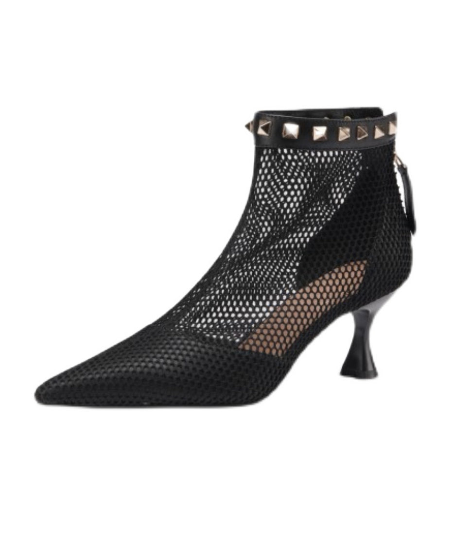 Spitz zulaufende, atmungsaktive Stiefel aus schwarzem Mesh mit Nieten an der Spitze