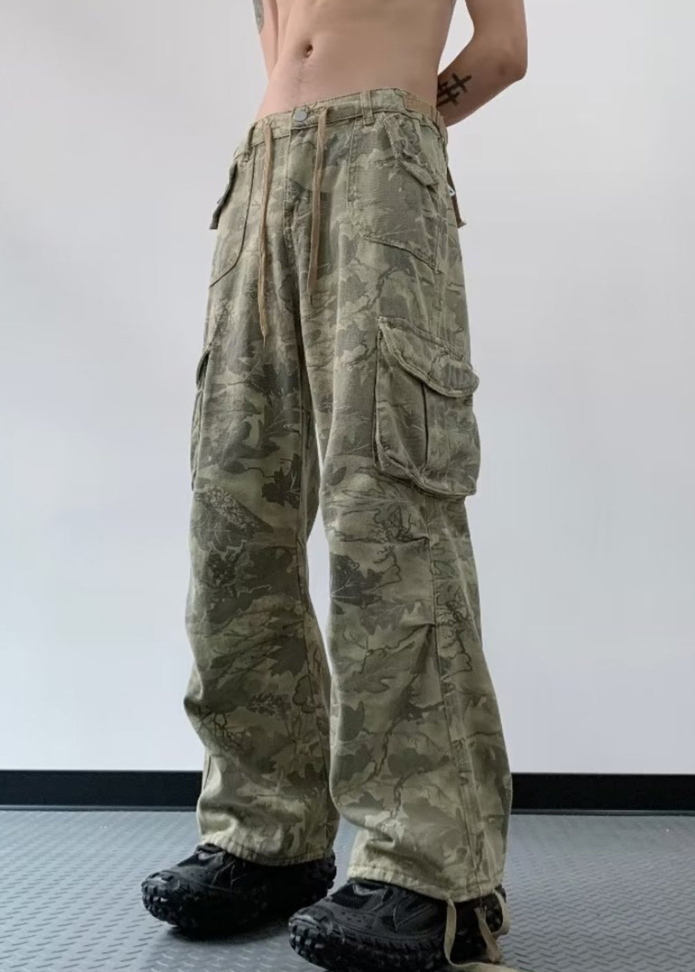 Lässige Jeanshose mit Camouflage-Print und hoher Taille für Herren SA066