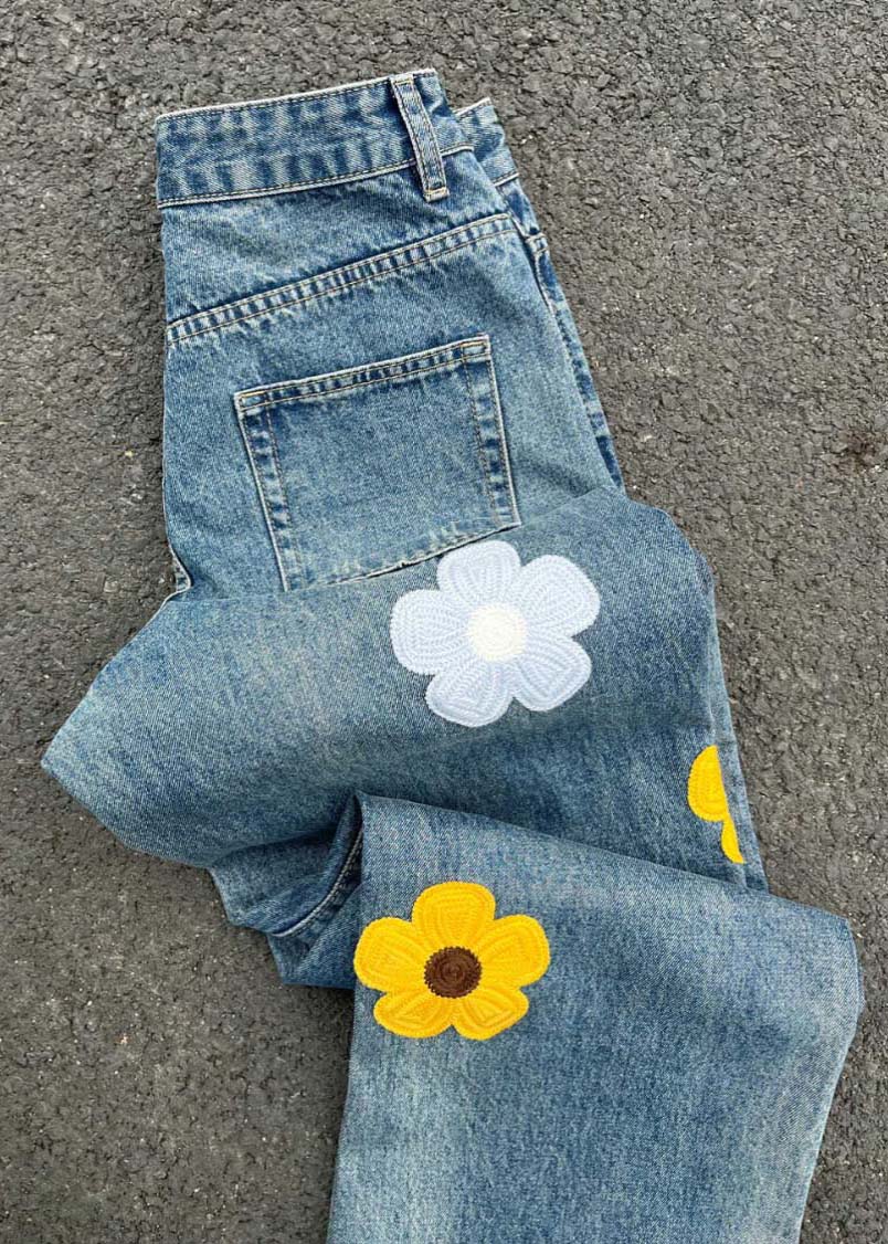 Lässige Jeanshose mit hoher Taille und Blumenstickerei in Blau SA006