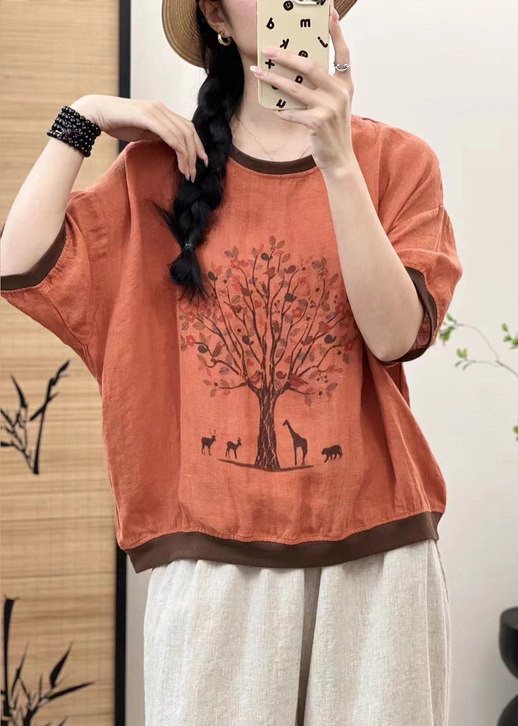 Übergroßes Leinen-Oberteil mit weißem Aufdruck und Patchwork-Ärmeln